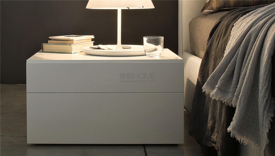 Quarantacinque 床頭柜