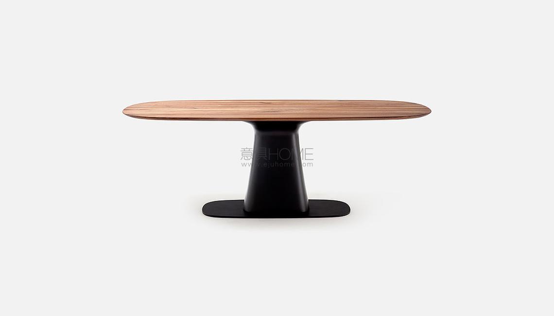 ROLF BENZ 8950餐桌