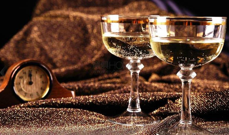 晚來天欲雪，能飲一杯無？