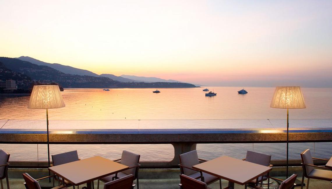 by Joan Gaspar  落地燈