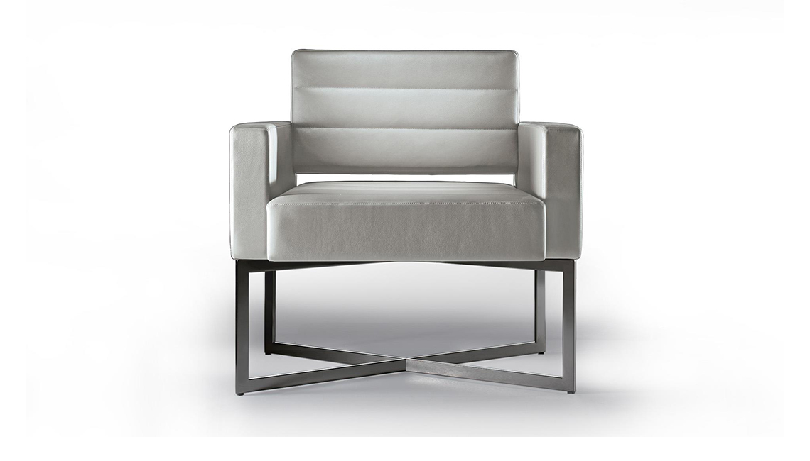 Poltroncina con base in metallo Black & More扶手椅